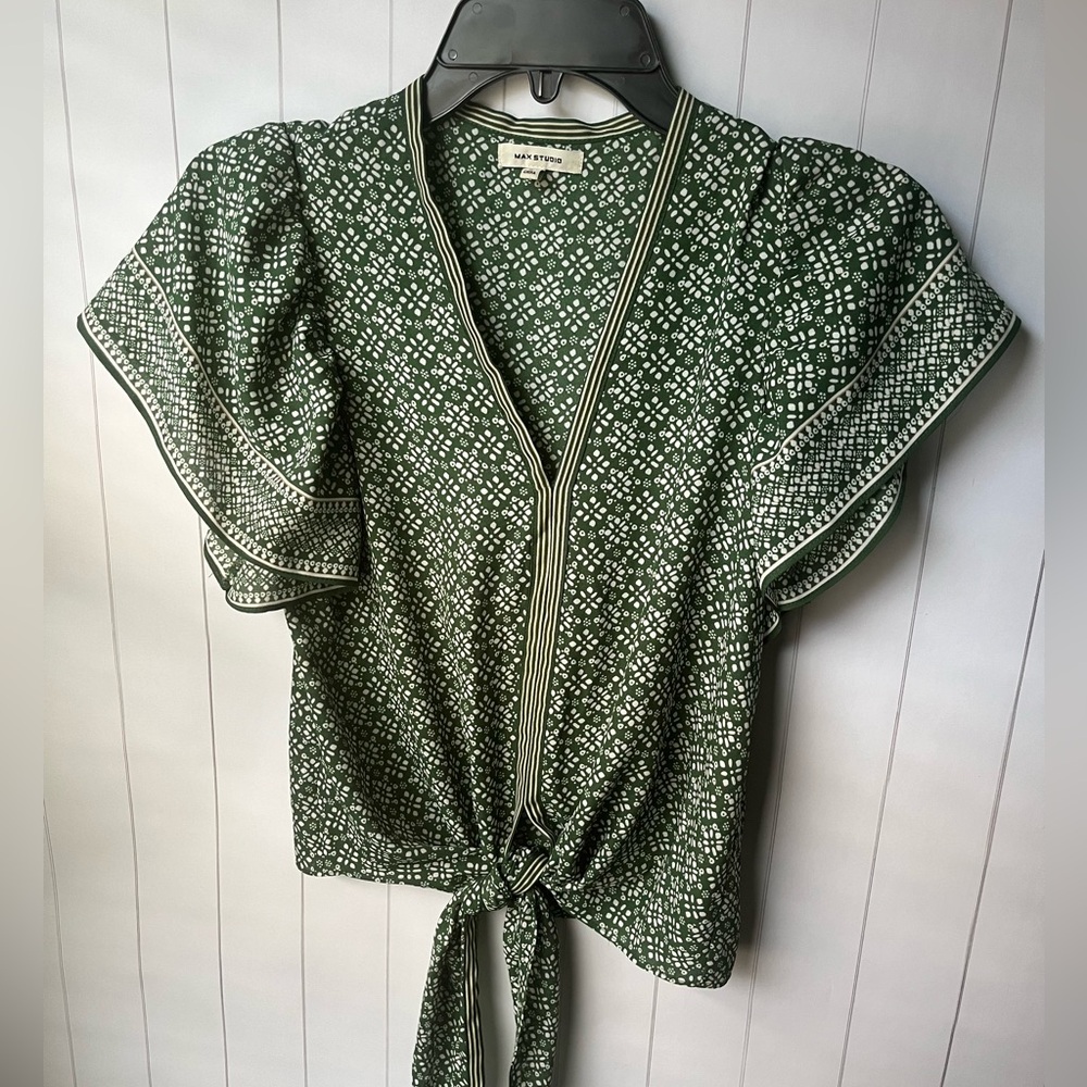 Max Studio Green and White Patterned Flutter Sleeve Tie Blouse